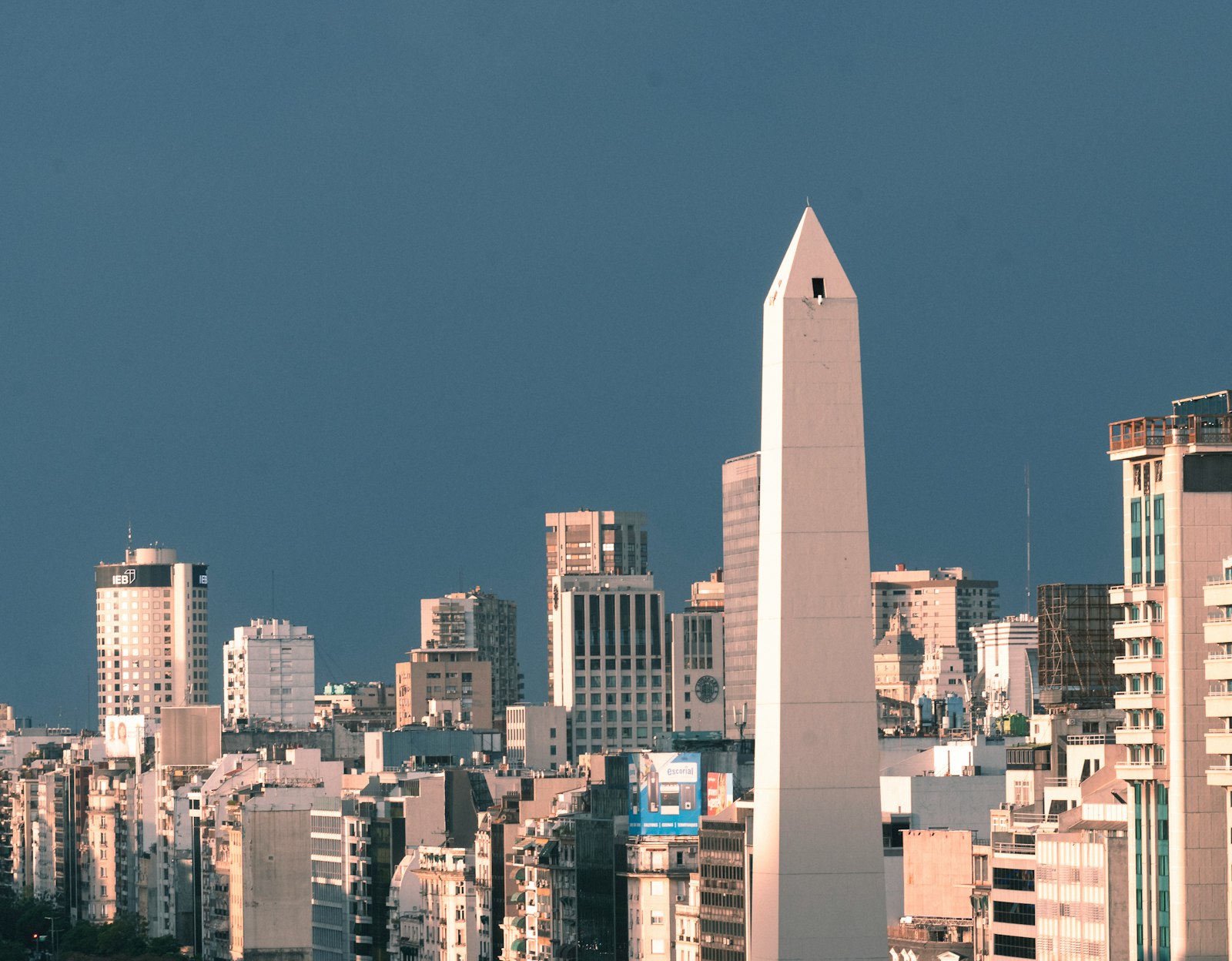 Vista aérea de Buenos Aires con edificios altos